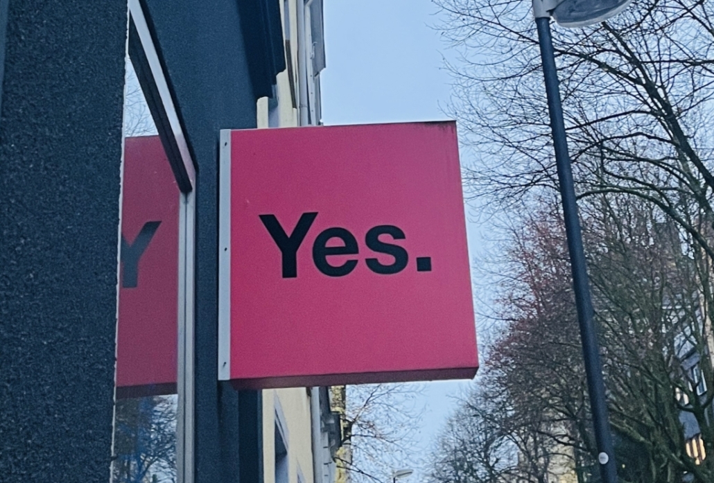 YES in schwarzen Lettern auf Pink