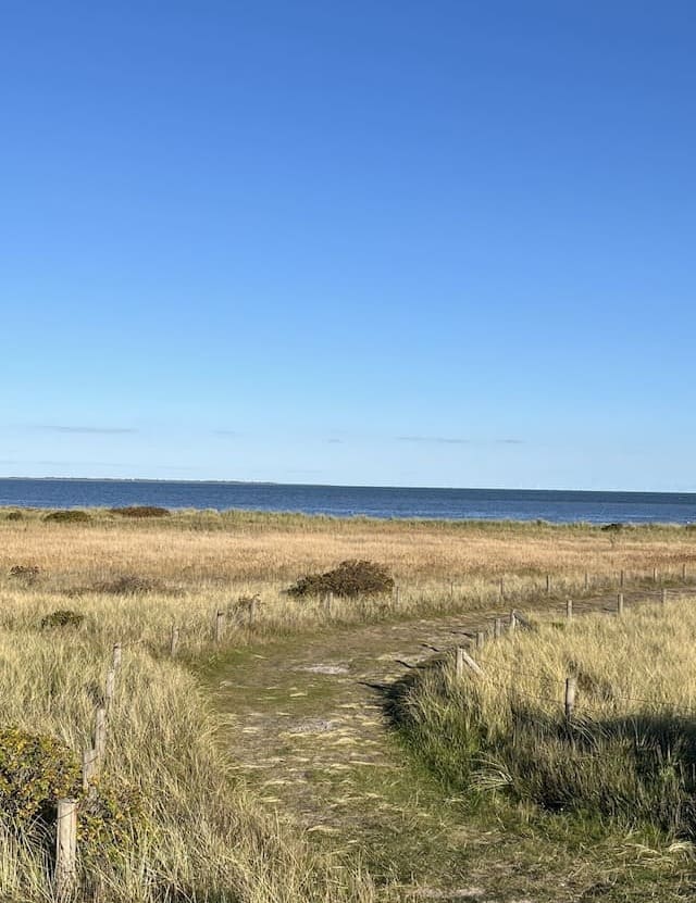 Klarheit und blauer Himmel am Meer