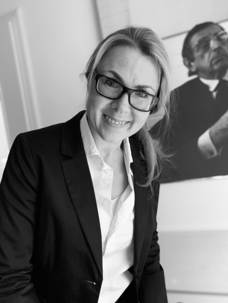 Business Coach Heike Bartsch lächelnd im Anzug