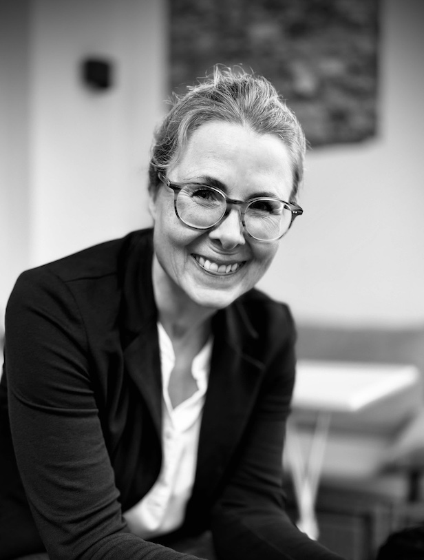 Heike Bartsch, zertifizierte Business Coach, in die Kamera lachend