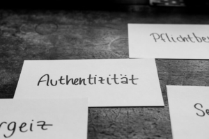 Sammlung von Karten mit Eigenschaften wichtig für den Job, hier: Authentizität